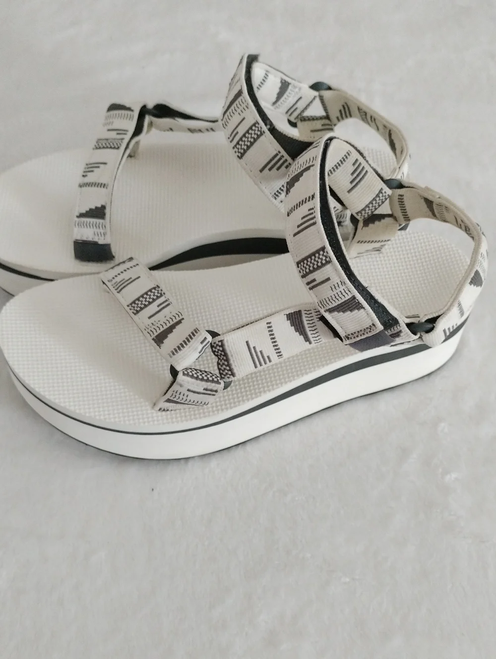 Tava Flatform Universal Platform Sandals Size 8